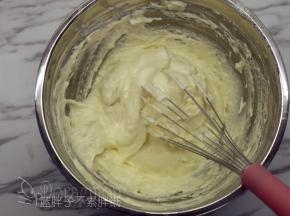 筛入低筋面粉，用手动打蛋器翻拌均匀。