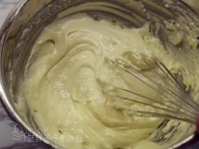 色拉油倒在在面糊表面，记得分散一些，继续用手动打蛋器翻拌均匀。