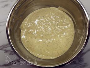 加入枣泥，同样翻拌均匀。翻拌好的面糊是非常细腻光滑的。