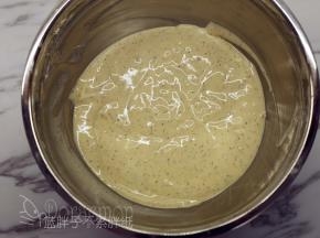 加入枣泥，同样翻拌均匀。翻拌好的面糊是非常细腻光滑的。