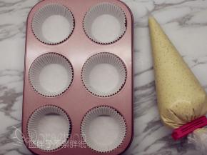 将纸杯套在学厨6连纸杯蛋糕模上，面糊装进裱花袋。