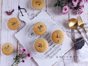 烤好的蛋糕脱模之后放在烤网上晾凉。