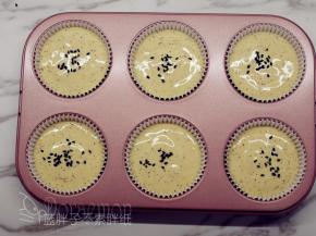 将面糊挤入模具，约8分满，挤好之后将模具轻轻的震一下，震出气泡，再撒上黑芝麻。