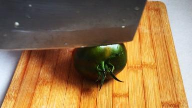 番茄去掉蒂头。