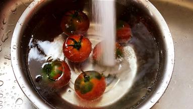 番茄洗净，加一把盐，浸泡十分钟，再次冲洗干净。