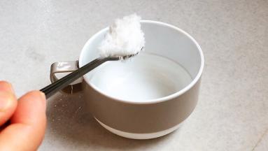 小碗中加入白糖。