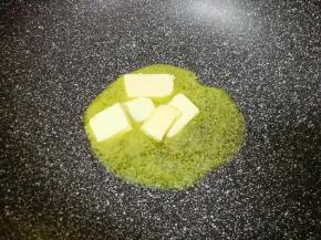 黄油放入不粘锅，小火熬至融化。