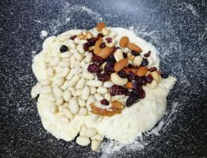 下入花生和每日坚果搅拌均匀。