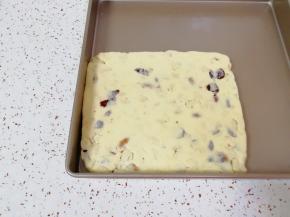 放入不粘烤盘整形。