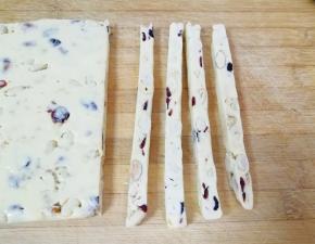 晾至温热的时候先切成长条。