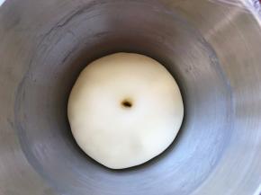 发酵好的面团，手指沾干粉按下去有个圆圆的洞，轻微回弹即可