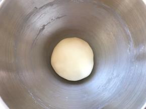 将面团揉至表面光滑，盖保鲜膜室温发酵至两杯大