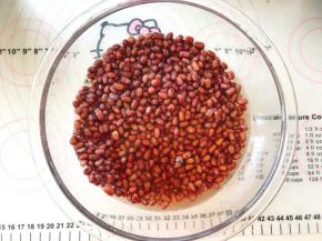 首先将红豆用冷水泡上一晚上