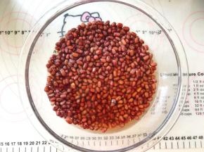 首先将红豆用冷水泡上一晚上