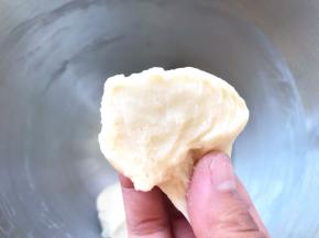 加水启动揉面程序将材料揉成有筋度的面团