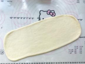 取一份松弛好的面团，用擀面杖擀成长方形