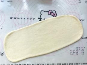 取一份松弛好的面团，用擀面杖擀成长方形