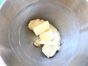 之后加黄油跟盐，继续揉均匀