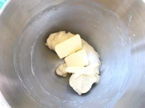 之后加黄油跟盐，继续揉均匀