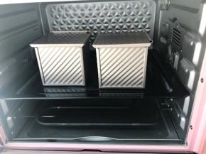 盖上吐司盒放烤箱内烘烤25分钟