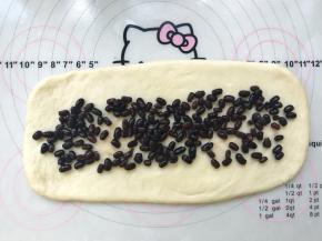 之后翻个面，铺上一层蜜红豆