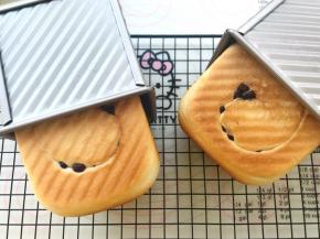 出炉打开盖子，轻轻倒扣面包就出来啦，将面包放到晾晒网上降至手温后，就可以切片开吃啦，松软的面包搭配上蜜豆，味道超赞