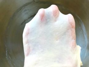 揉好的面团切下一小块，可以撑出有弹性的手套膜即可