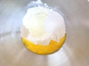 厨师机内加高粉、全蛋液、奶粉、细砂糖跟酵母