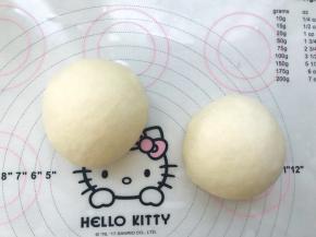 并将每一份揉至表面光滑，盖保鲜膜松弛15分钟