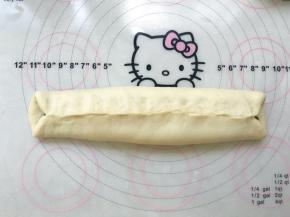 将两侧面团像中间对折，对折处捏紧