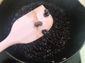 之后加砂糖跟清水大火煮开后转小火，蜜豆变软后收汁