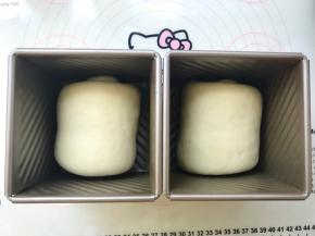 放到学厨方形模具内，两份都做好后，二次发酵