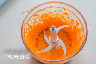 胡萝卜洗净去皮切片，放入绞肉机中。用绞肉机一档按几秒钟，打成细细的碎末，比用到切、剁碎超级省事。