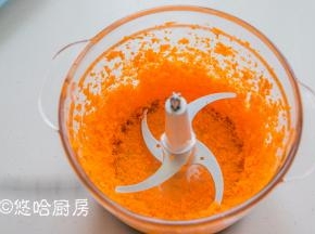 胡萝卜洗净去皮切片，放入绞肉机中。用绞肉机一档按几秒钟，打成细细的碎末，比用到切、剁碎超级省事。