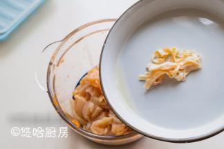 鸡小胸肉撕掉表面的膜，洗净后去掉中间的白色筋，白筋就是图中的样子。