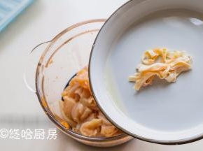 鸡小胸肉撕掉表面的膜，洗净后去掉中间的白色筋，白筋就是图中的样子。