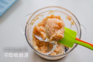 鸡胸肉切块放入绞肉机中，加1汤匙料酒。继续用绞肉机1挡打成细细的肉泥，几秒钟就可以。