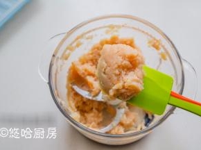 鸡胸肉切块放入绞肉机中，加1汤匙料酒。继续用绞肉机1挡打成细细的肉泥，几秒钟就可以。