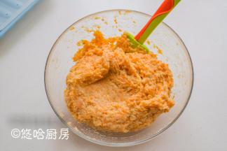 把鸡胸肉和所有的材料全部放入大碗中，用筷子或刮刀搅拌上劲。