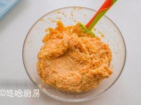 把鸡胸肉和所有的材料全部放入大碗中，用筷子或刮刀搅拌上劲。