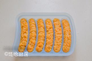 把鸡肉泥装入裱花袋或保鲜袋（剪口用）中，挤在硅胶模具中。