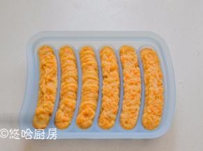 把鸡肉泥装入裱花袋或保鲜袋（剪口用）中，挤在硅胶模具中。