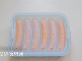 这个分量可以装3份模具。盖上模具的盖子。