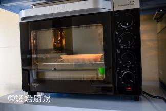 烤箱以上下火均140度预热，预热到位后，将模具放入烤箱的中下层，烤25分钟。