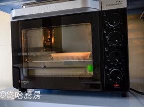烤箱以上下火均140度预热，预热到位后，将模具放入烤箱的中下层，烤25分钟。