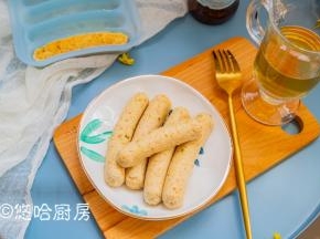 没有任何添加剂的鸡肉肠，口感自然不如市售的筋道，自己做的胜在放心无添加。黄咖喱无辛辣味道，小朋友就可以吃，一岁以下的宝宝不建议吃。