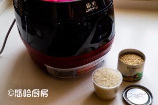 藜麦饭的材料很简单，一罐白藜麦，一杯大米，晚饭足够3人吃。