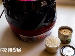 藜麦饭的材料很简单，一罐白藜麦，一杯大米，晚饭足够3人吃。