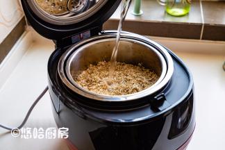 把大米和藜麦淘洗干净后放入锅中（藜麦是免洗的，可以直接下锅），也就是放在蒸格网上，加入清水。