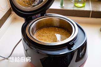 水加到高出大米一公分左右的位置，比普通电饭煲的用水量要多，我没具体量，感觉至少有700毫升。